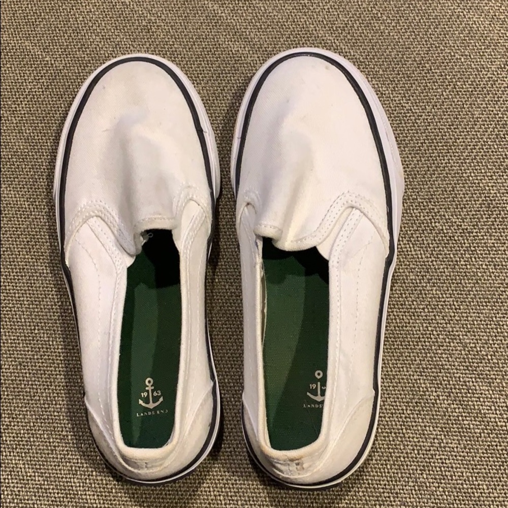 White slip on sneakers, like vans